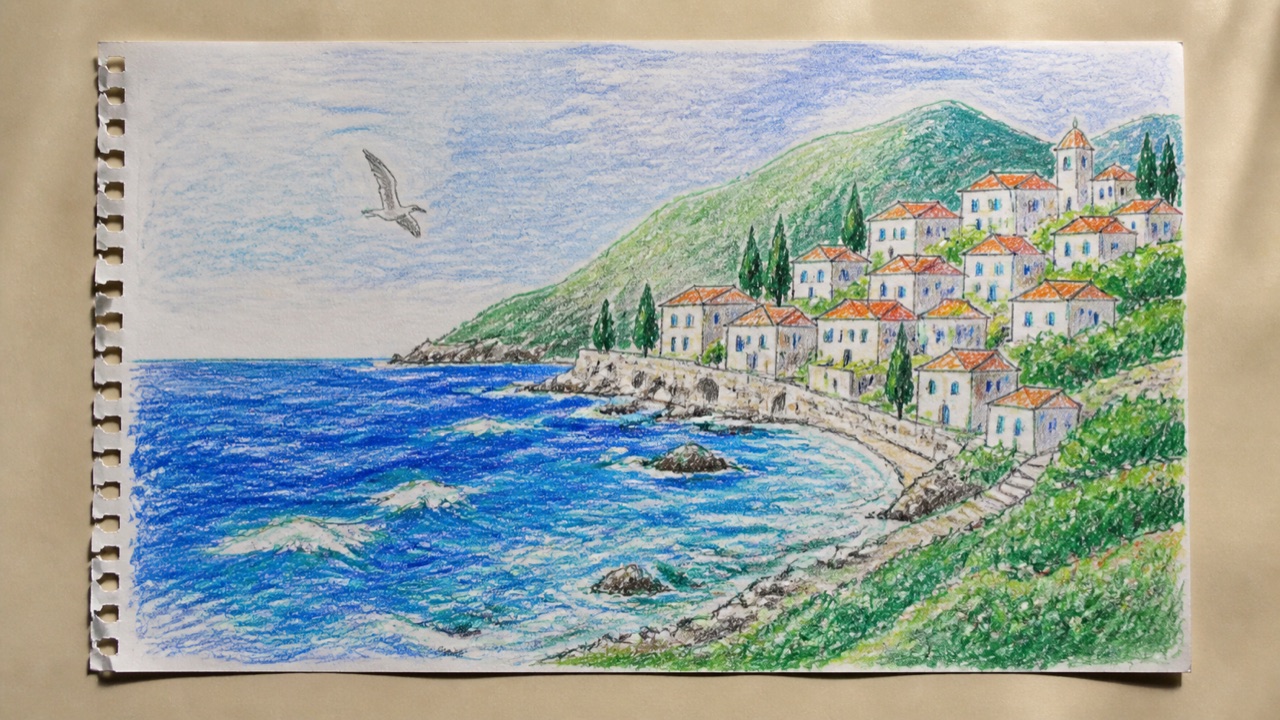 横幅蜡笔作品：孩子画的海边小镇，有蓝色海浪、橙色屋顶、绿色山坡和一只飞鸟。